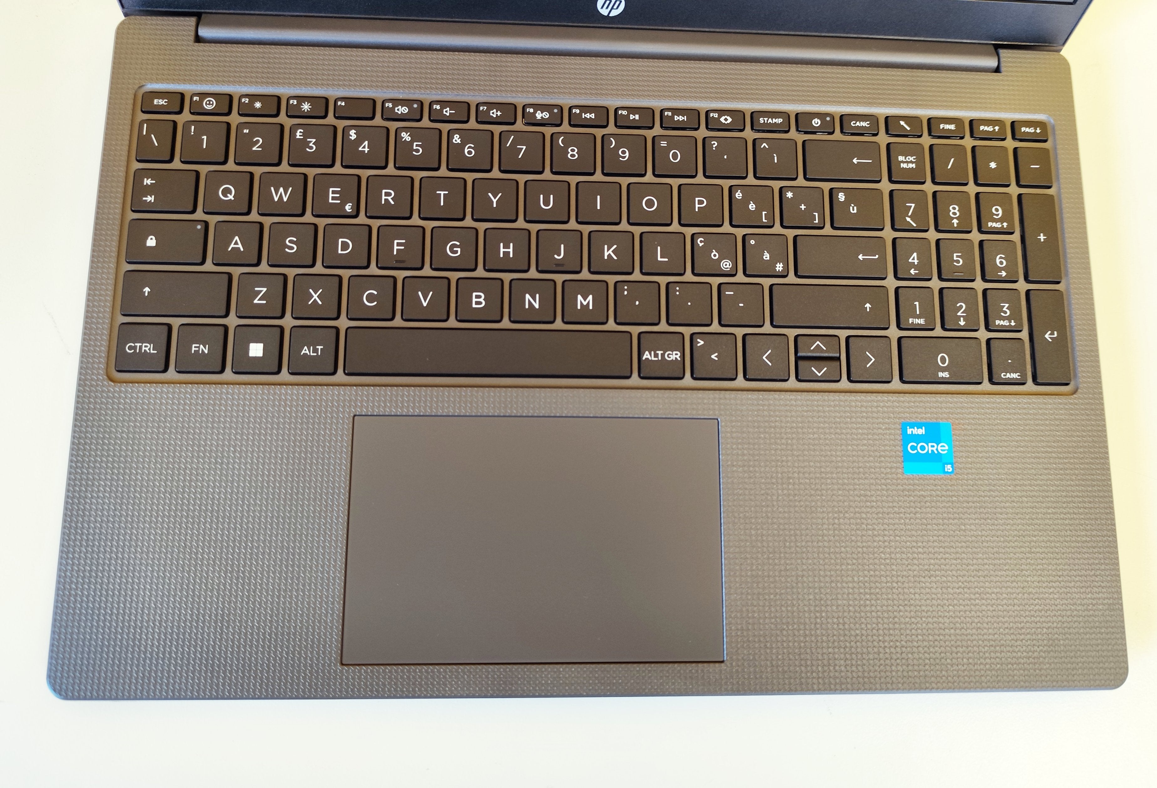 Vista dall’alto della tastiera del notebook HP 250 G10 con touchpad centrale e layout italiano completo. Vista dall’alto della tastiera del notebook HP 250 G10 con touchpad centrale e layout italiano completo.